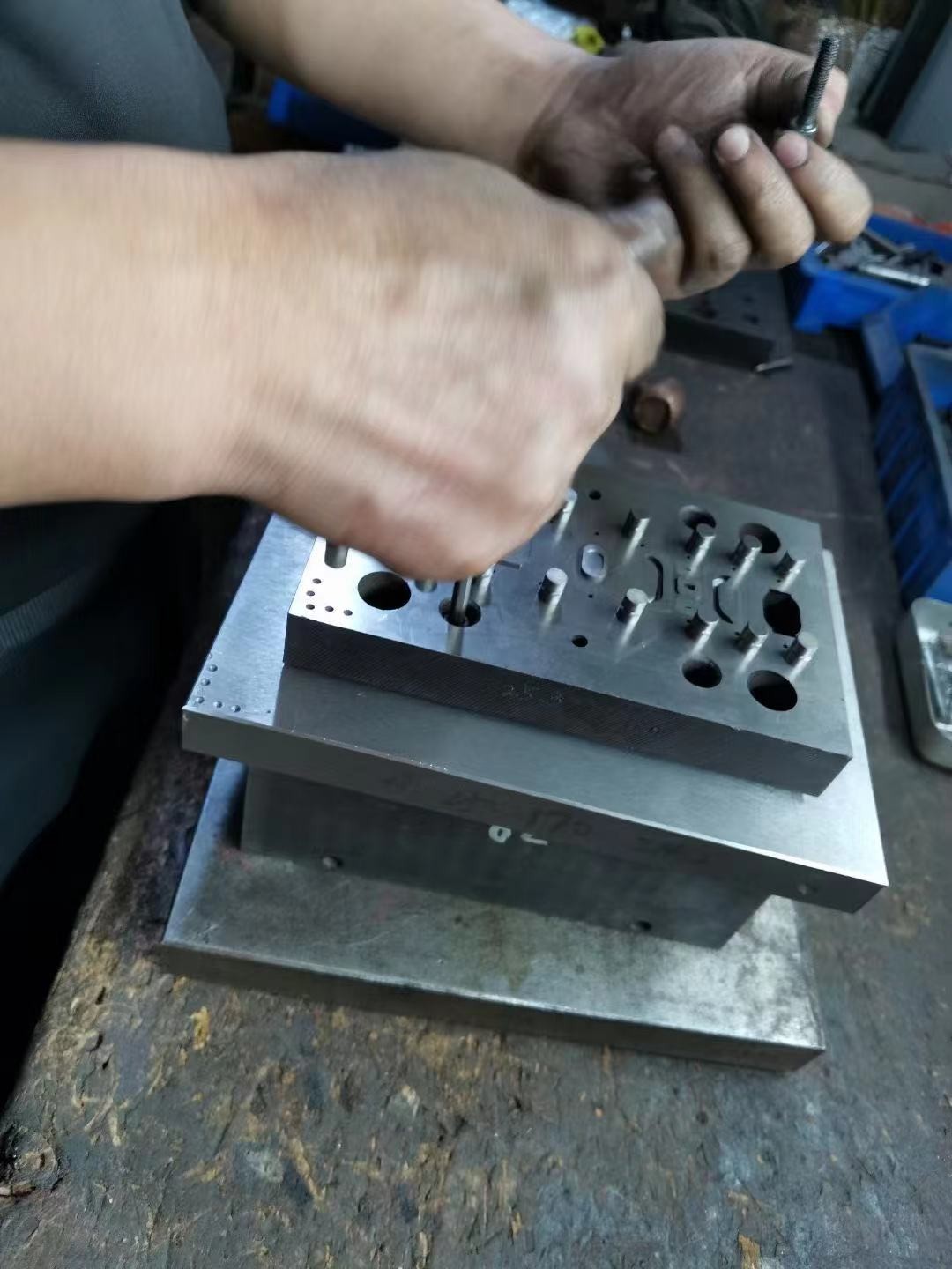 精密五金件（jiàn）衝壓加工時製件的操作步驟是什麽